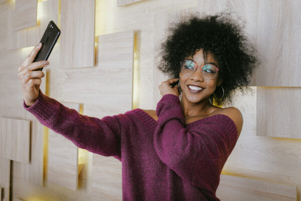 Mom blogger shooting video to connect with readers